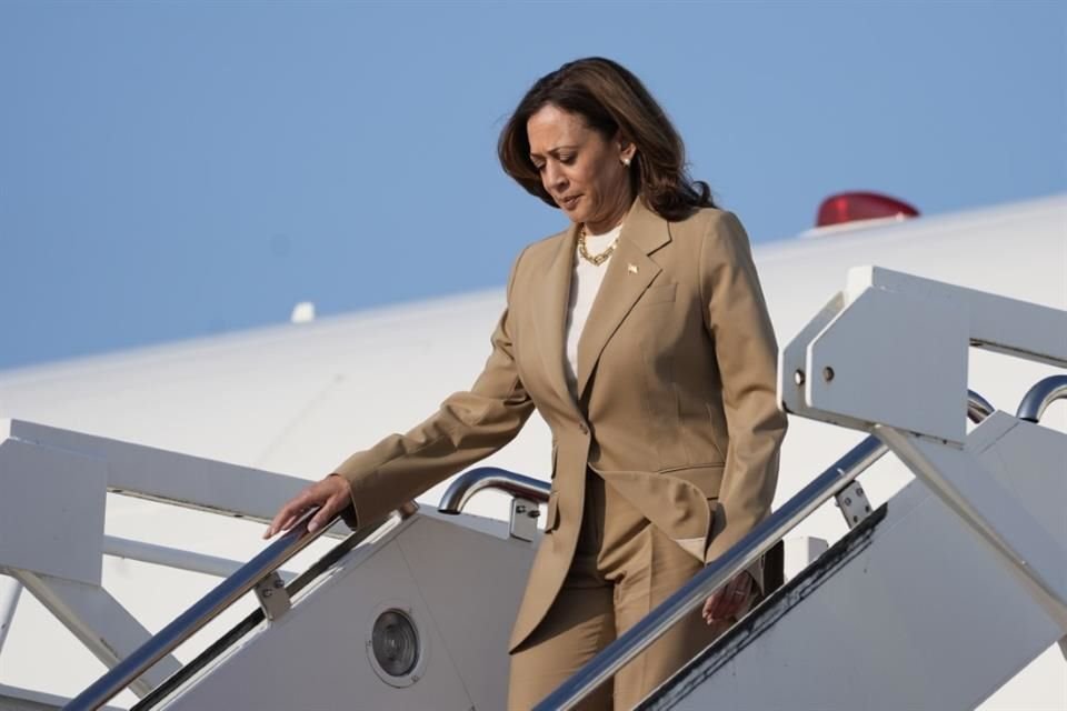 La Vicepresidenta Kamala Harris desciende del avión oficial Air Force Two a su llegada a la base aérea Andrews, en Maryland, el 27 de julio de 2024.