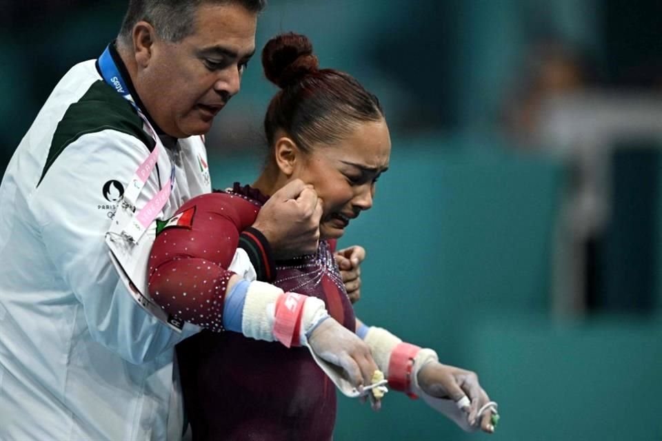 La gimnasta mexicana Natalia Escalera no pudo salir a pie de su debut olímpico, pues una lesión de un día anterior casi le impidió presentarse.