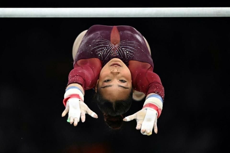 Los doctores le prohibieron competir, pero ella decidió salir a hacer solo una rutina en barras asimétricas.