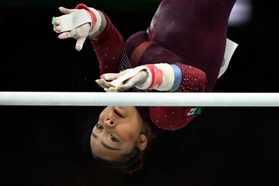 El público le aplaudía cuando se soltaba y quedaba en el aire. Con mucho esfuerzo cayó de pie, tuvo que dar un paso hacia atrás e inmediatamente recogió la pierna izquierda.