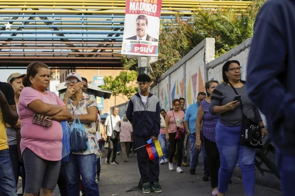 Diversos medios han reportado largas filas en los centros de votación.