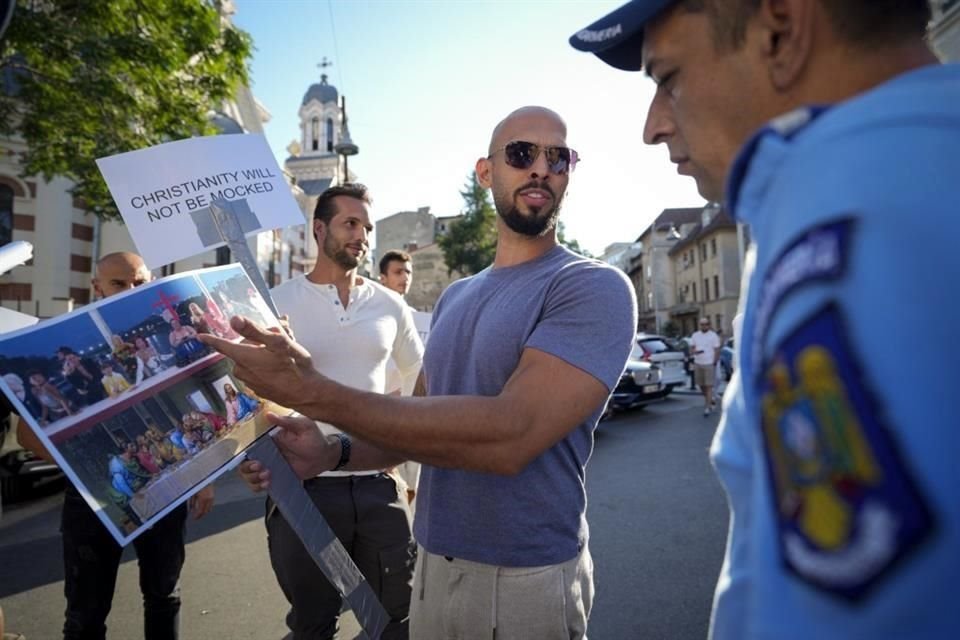 Conservadores religiosos de todo el mundo condenaron el segmento y hasta realizaron protestas en París.