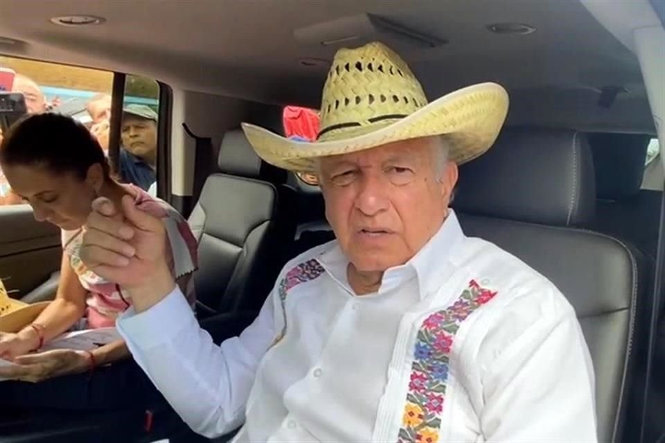 López Obrador en su camino a Cuajuinicuilapa.