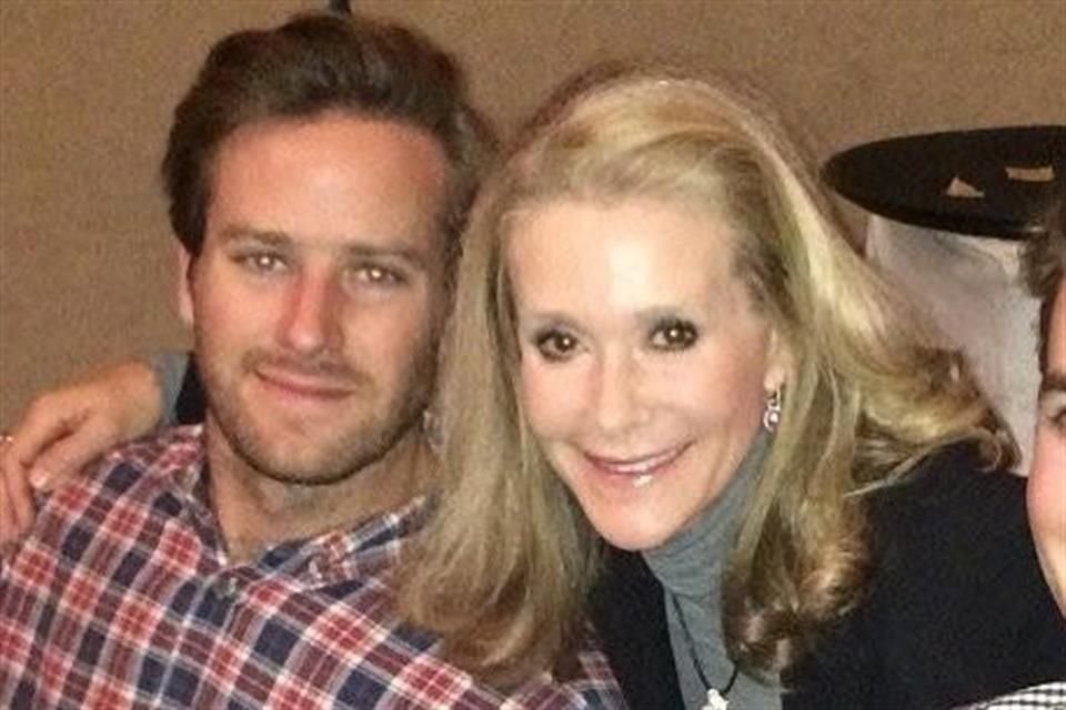 La madre de Armie Hammer lo defendió de las acusaciones y reiteró que las autoridades lo exoneraron de los cargos.