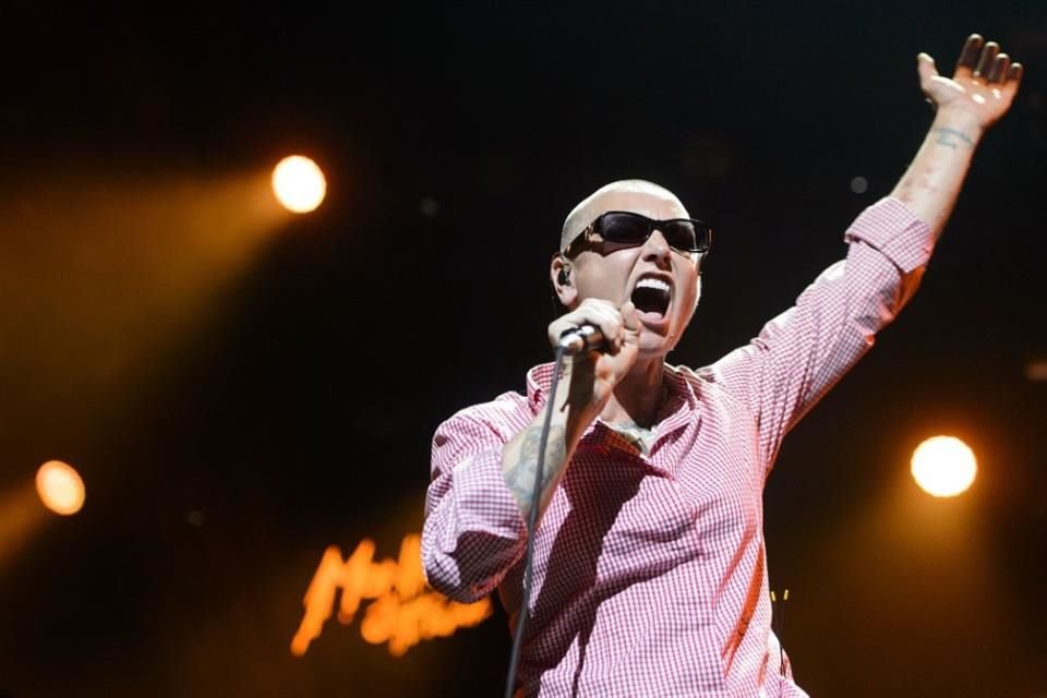 Sinéad O'Connor murió por la Enfermedad Pulmonar Obstructiva Crónica agravada por asma e infección, según acta de defunción.