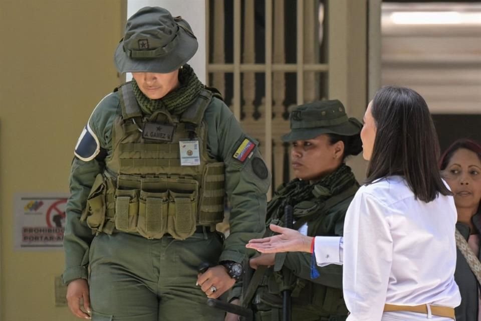 La opositora María Corina Machado ofreció su mano a soldados al llegar a emitir su voto. Medios locales y usuarios en redes reportaron que militares no la estrecharon.