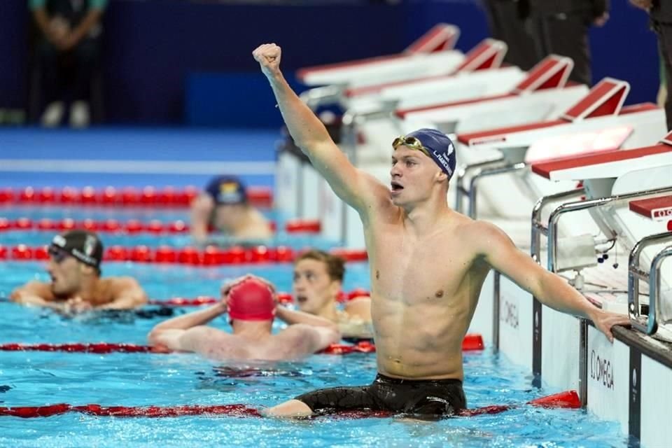 El francés Leon Marchand ganó la medalla de oro en los 400 metros combinado individual con nuevo récord olímpico de 4:02.95