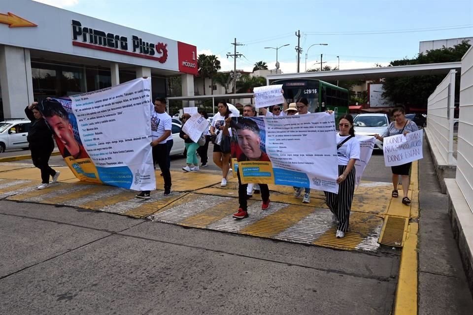 Amigos y familiares de Edson Edgardo Cuevas Salazar se manifestaron esta tarde en la Central Nueva de Guadalajara.