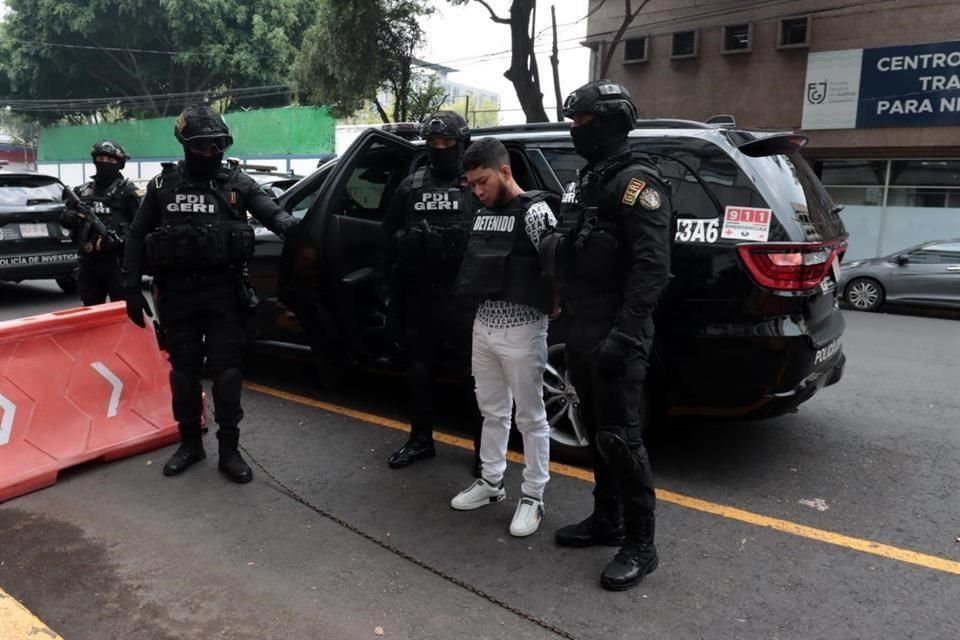 Tras su detención Quintana Roo, Víctor Hugo 'N', alias 'Huguito', presunto líder de La Unión Tepito, fue trasladado a la Ciudad de México.