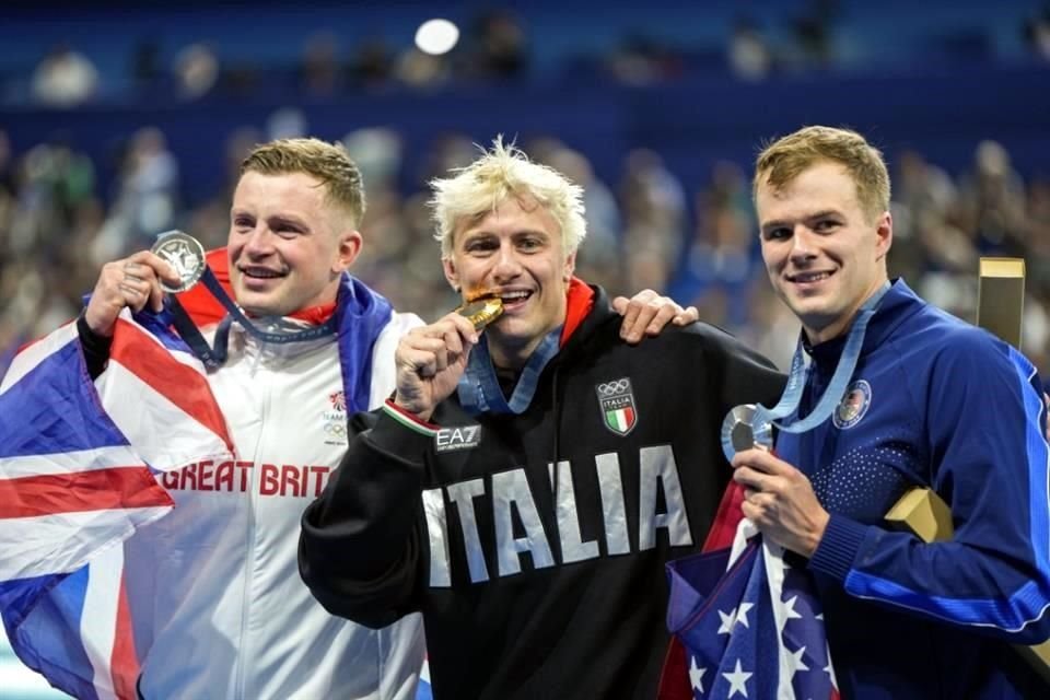 Fue tan cerrada la Final de los 100 metros braza masculino, en la que se coronó el italiano Nicolo Martinenghi (centro), que incluso hubo un empate en medallas de plata.