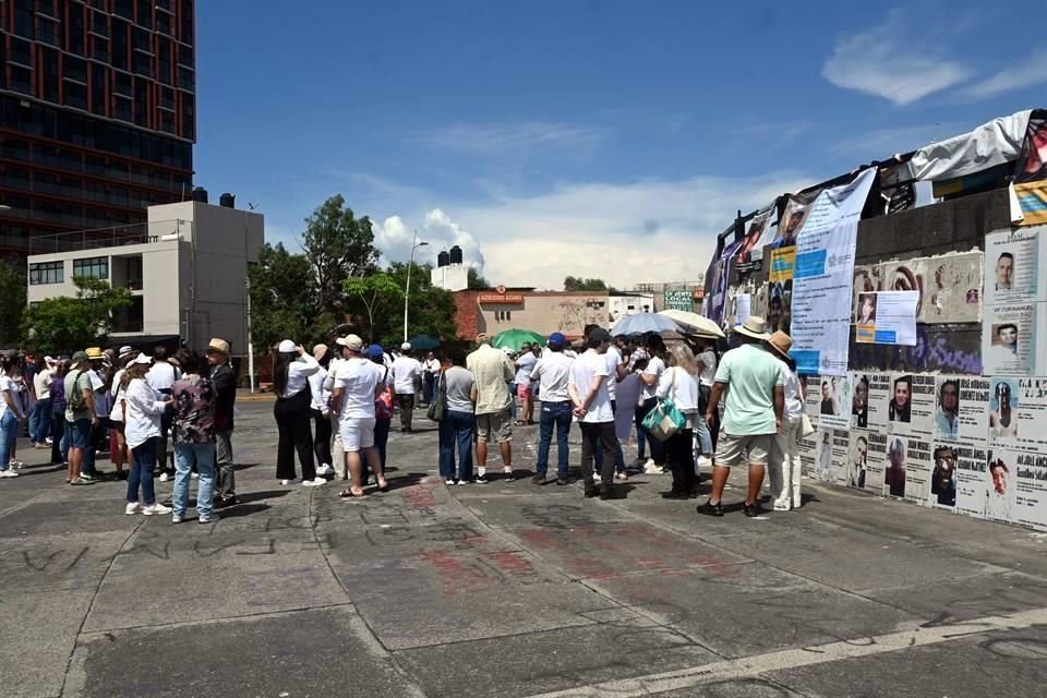 Familiares y amigos de María Alejandrina Arellano, desaparecida en Plaza Guadalupe, se reunieron en la Glorieta de las y los Desaparecidos.