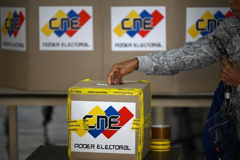 Una mujer emite su voto durante la elección presidencial en Caracas, Venezuela, el 28 de julio del 2024.