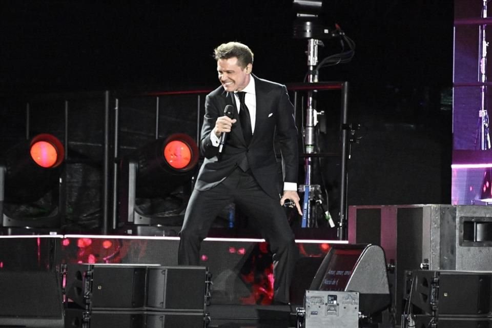 Luis Miguel deleitó a su público de Valencia con baile y la intérpretación de su más grandes éxitos.