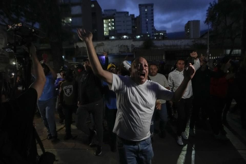 Simpatizantes del Presidente, Nicolás Maduro, gritan a seguidores de la oposición fuera de un centro de votación en Caracas, Venezuela, el 28 de julio de 2024.