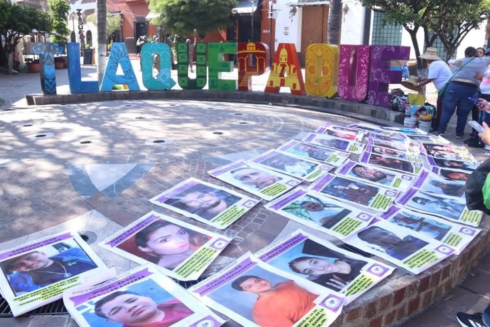 En el Centro de Tlaquepaque, el colectivo Luz de Esperanza pegó fichas de personas desaparecidas, apelando a la empatía de los ciudadanos.