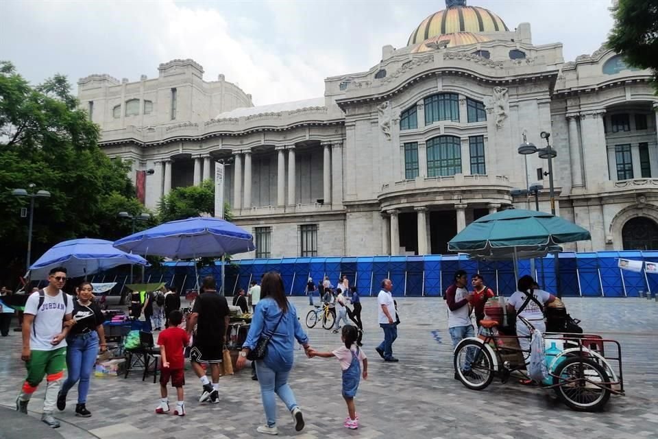 Dentro de la Alameda o frente a Bellas Artes, el comercio lució desbordado ayer.