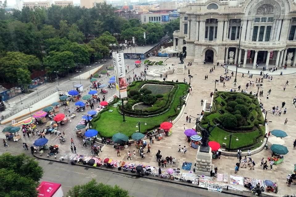 Los puntos de venta más grandes de desplegaron en la explanada del Palacio.