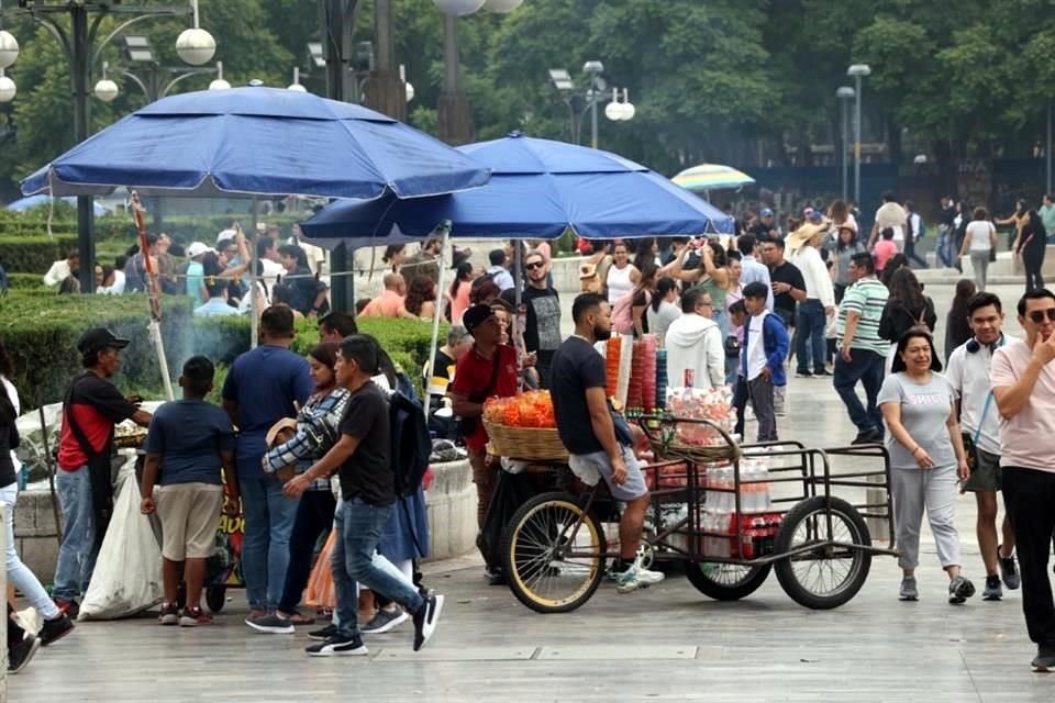 Con anafres, carritos de supermercado o lonas en el suelo, ayer ofrecían tepache, papas, helados, refrescos, cigarros, dulces, elotes, tacos, chicharrones, que peluches, ropa y productos plásticos.