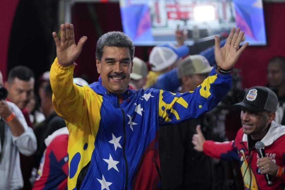 El Presidente Nicolás Maduro celebró la victoria ante sus miles de simpatizantes.