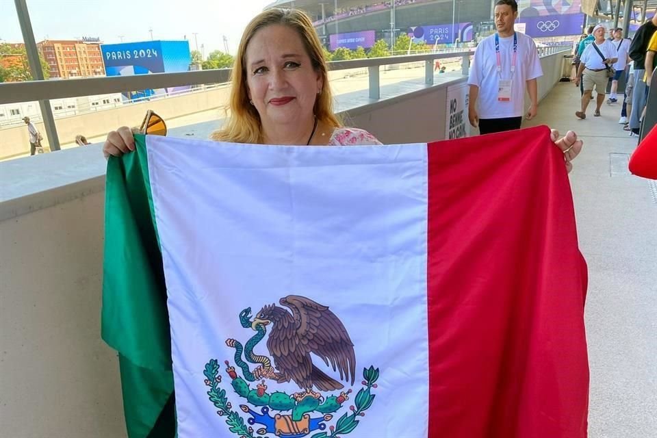 Karla llegó una gran bandera para que su hijo la pueda identificar.