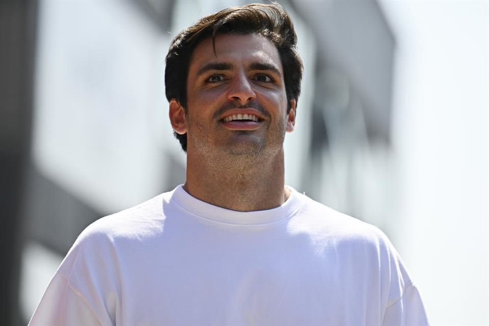 El piloto español Carlos Sainz firmó un contrato multianual con Williams para correr con la escudería británica a partir de 2025.