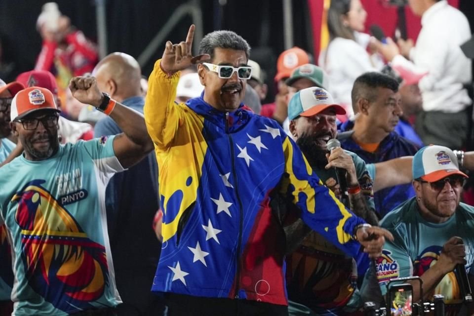 El Presidente Nicolás Maduro frente al palacio presidencial de Miraflores después de que las autoridades electorales lo declararan ganador de las elecciones presidenciales en Caracas, Venezuela.