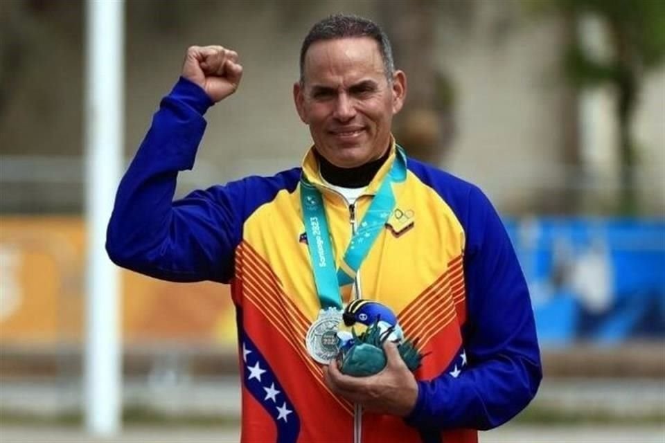 El tirador venezolano, Leonel Martínez, regresó a competir a unos JO a sus 60 años, desde que debutó hace cuatro décadas en Los Ángeles.