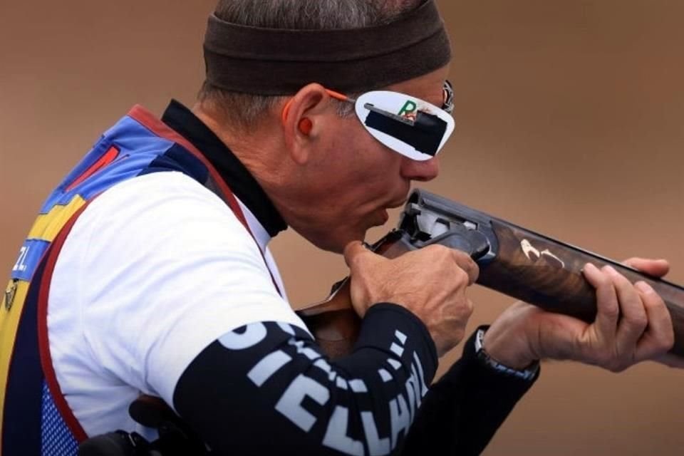 Leonel participó este lunes en el primer día de clasificación en la competencia de fosa masculina del tiro deportivo, donde finalizó en el puesto 24 al acumular 70 puntos.