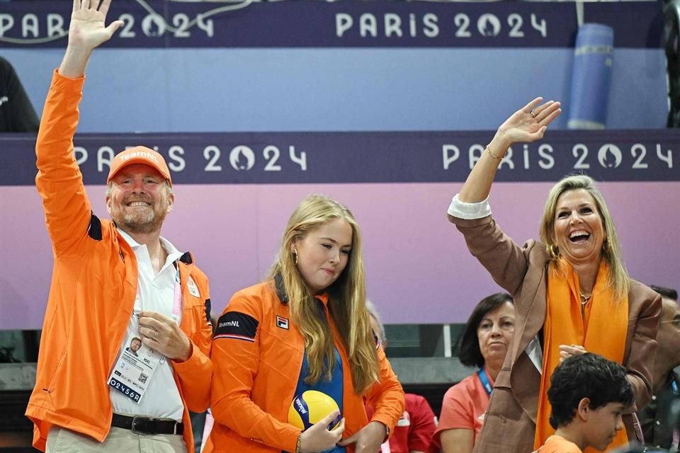 El Rey Guillermo Alejandro, la Princesa Catalina Amalia y la Reina Máxima apoyaron a la selección holandesa en la justa olímpica.