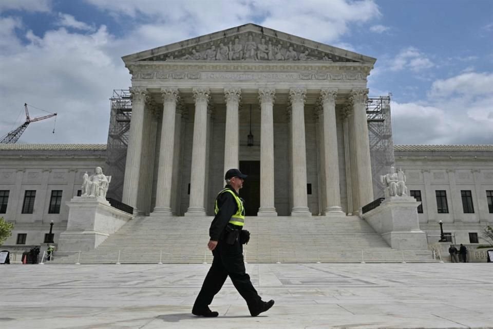 Un oficial de policía camina frente a la Corte Suprema de Estados Unidos el 25 de abril del 2024.