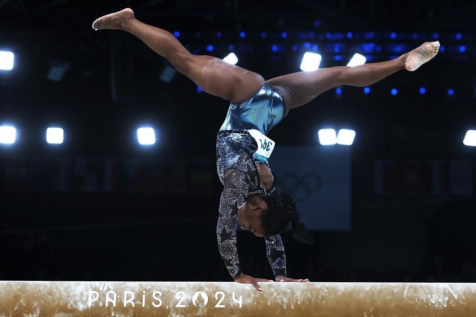 Pese a una lesión en la pantorrilla izquierda, Simone Biles participará en cada uno de los cuatro eventos de la Final de equipos.