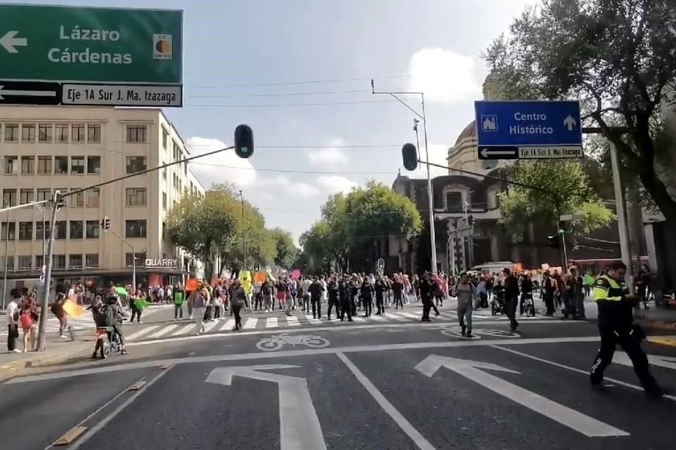 Los inconformes cerraron el paso en el cruce de Izazaga y 20 de Noviembre.