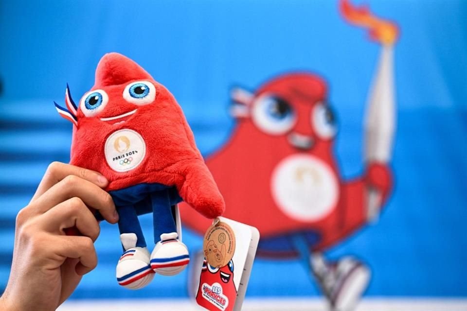 A los deportistas también se les obsequia un muñeco de felpa que representa a la mascota oficial de Paris 2024.