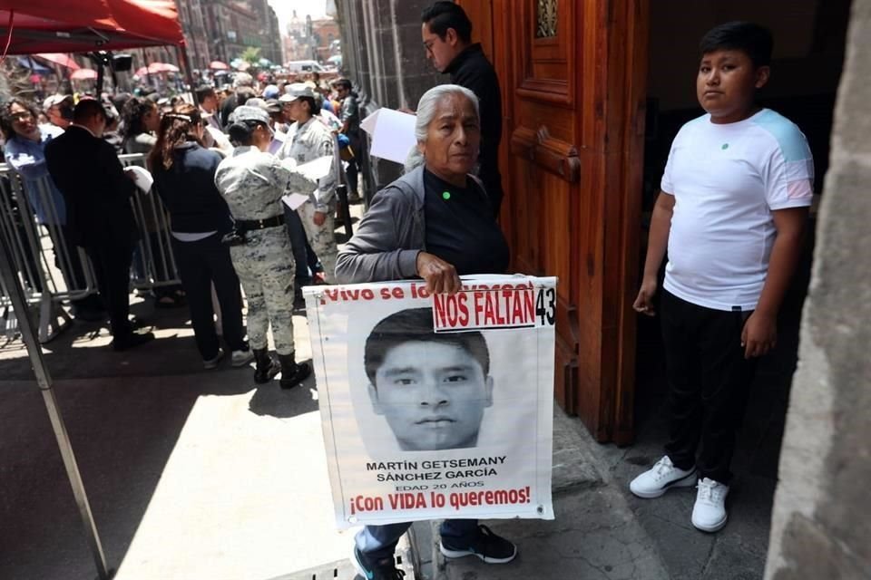 Padres de los 43 al llegar a Palacio.