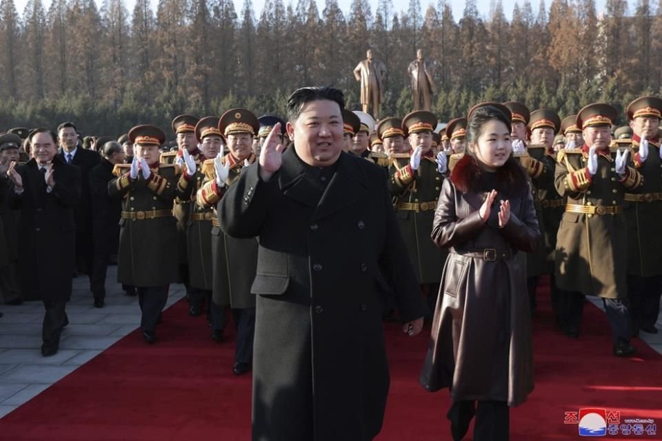 El líder norcoreano Kim Jong Un y su hija visitan el ministerio de defensa, el 8 de febrero del 2024.