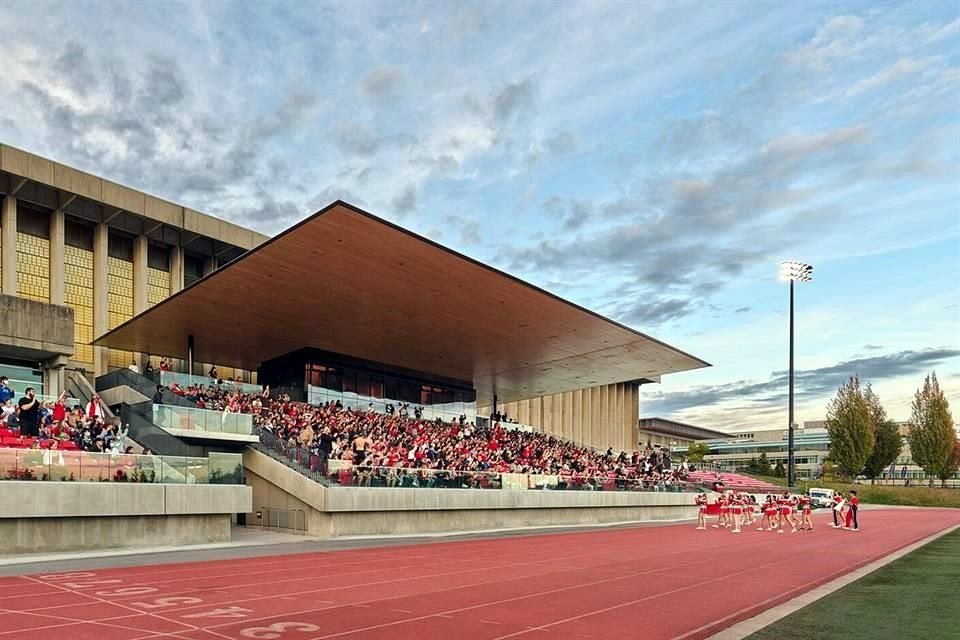 El elemento principal del diseño que tiene el estadio es su techo voladizo que cubre la sección central de los asientos.