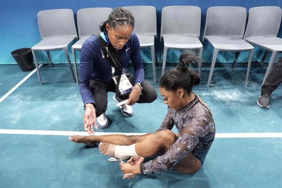 Pese a una lesión en la pantorrilla izquierda, Simone Biles participará en cada uno de los cuatro eventos de la Final de equipos.