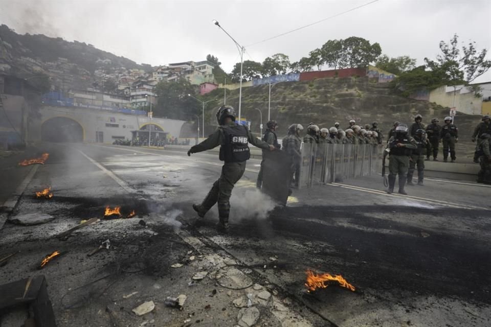 La Guardia Nacional toma una calle bloqueada por residentes que protestaban por los resultados oficiales el día después de las elecciones presidenciales en Caracas, Venezuela, el 29 de julio de 2024.