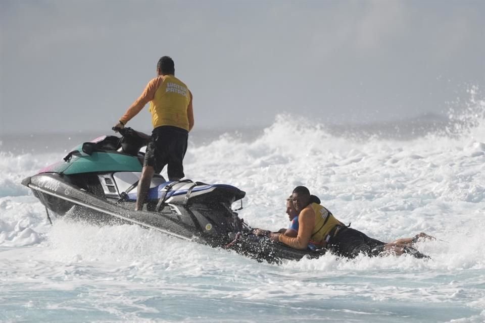 Alan Cleland es llevado por el jet ski.