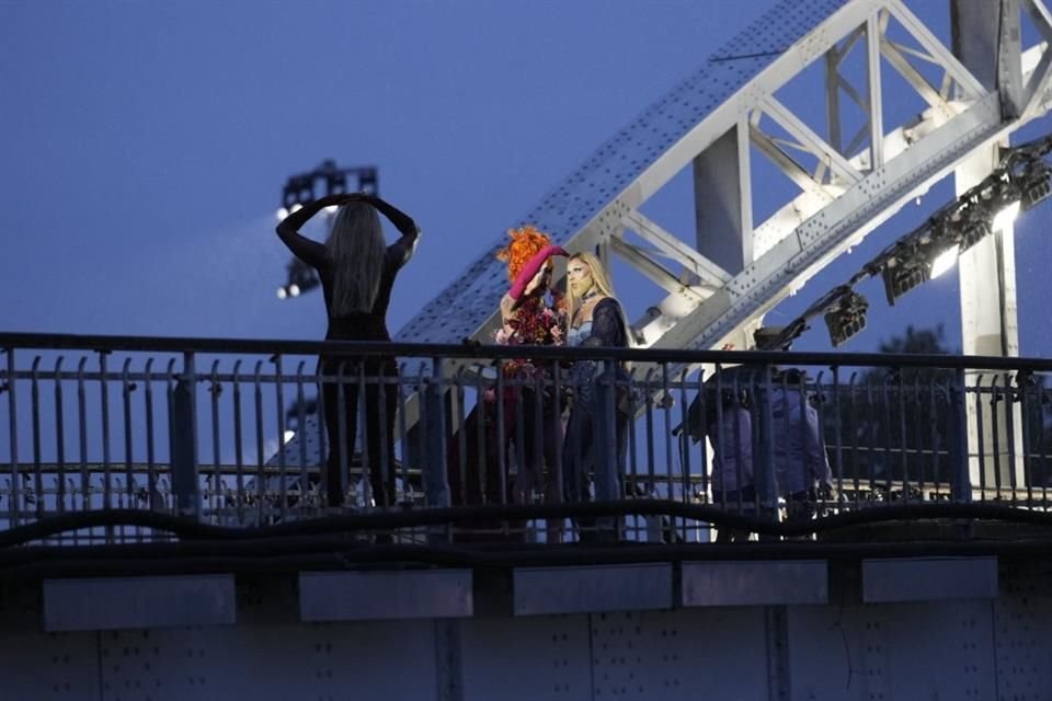 La ceremonia de apertura de los Juegos Olímpicos contó con drag queens, quienes bailaron desde el Puente Debilly.