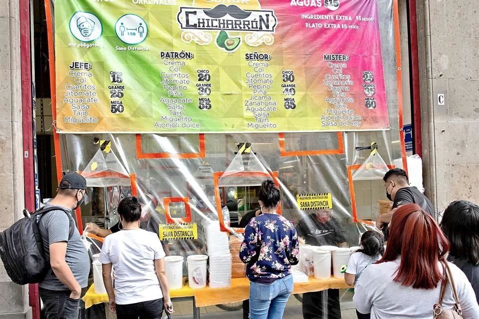 En el local, ubicado en Avenida 20 de Noviembre, puedes encontrar el chicharrón de harina con cueritos, col, pepino, piña, zanahoria, jícama y ajonjolí dulce.
