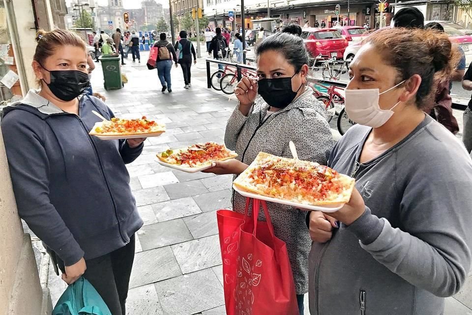 En el local, ubicado en Avenida 20 de Noviembre, puedes encontrar el chicharrón de harina con cueritos, col, pepino, piña, zanahoria, jícama y ajonjolí dulce.