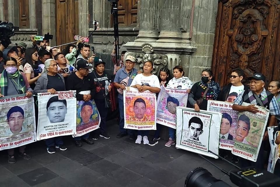 Luego de ser recibidos en Palacio Nacional por AMLO, los padres de los 43 normalistas de Ayotzinapa se reúnen con Claudia Sheinbaum.