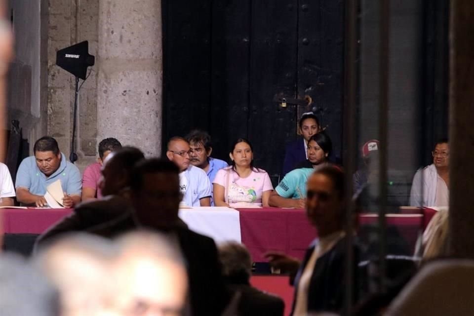 Padres de los 43 normalistas de Ayotzinapa pedirán en reunión a Claudia Sheinbaum que continúe la investigación durante su Gobierno.