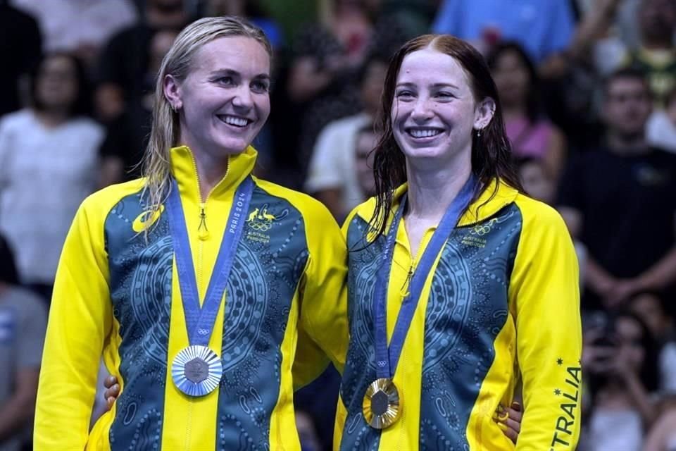 Mollie O'Callaghan invitó a su compatriota Ariarne Titmus a quedarse a su lado en el escalón del primer lugar en el podio de los 200 metros libres.