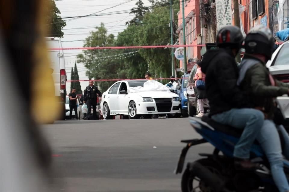 El hombre, de aproximadamente 24 años, fue asesinado en el lugar.