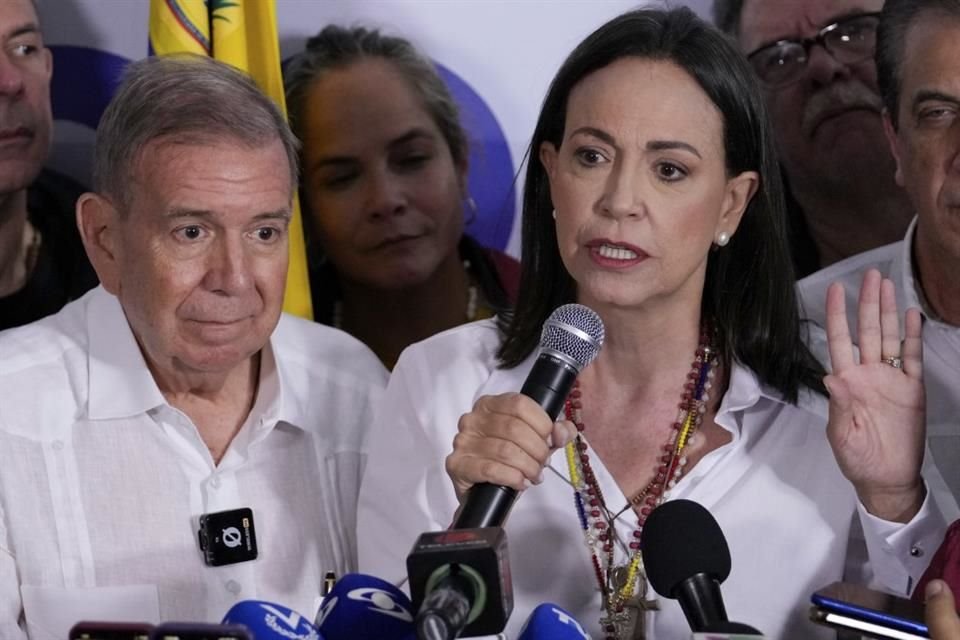 María Corina Machado y el candidato presidencial Edmundo González durante una conferencia de prensa en Caracas.