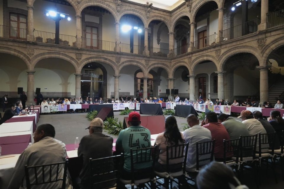 Sheinbaum en reunión con los padres de los 43 normalistas sobre el caso Ayotzinapa.