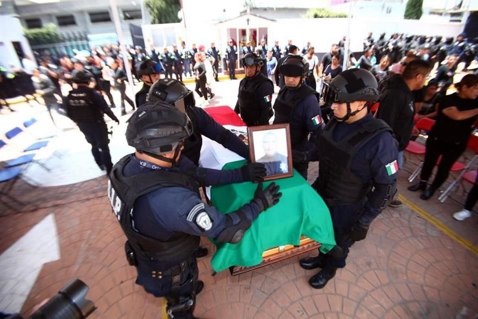 Policías rindieron homenaje a su compañero Marco Antonio Flores Valladares, quien era elemento de la Secretaría de Seguridad del Estado de México.