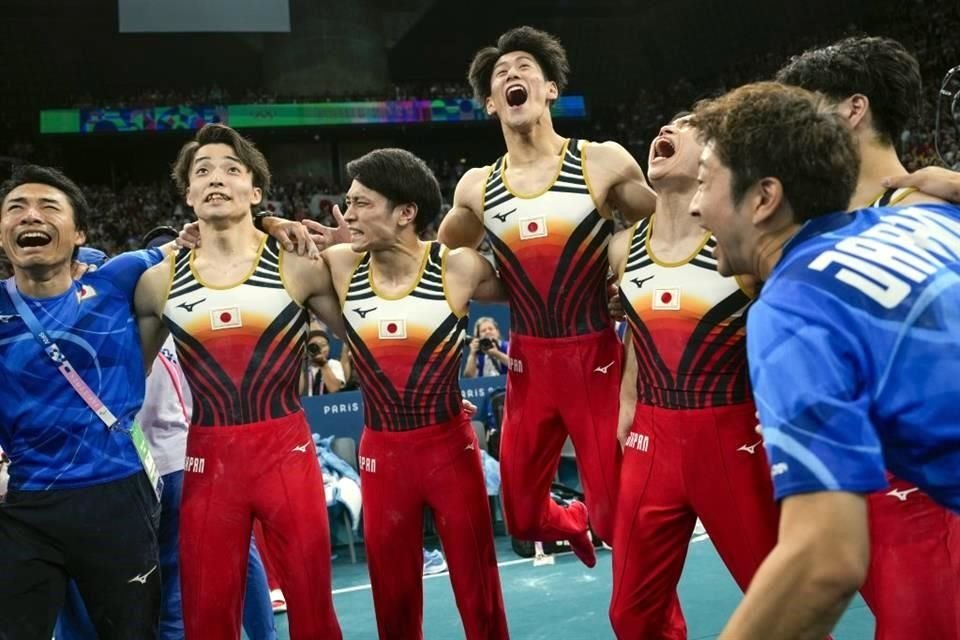 Cuando parecía que Japón no podría recuperar la cima olímpica en la gimnasia artística, vino un error de los chinos y remontaron sobre el final para adjudicarse el oro.